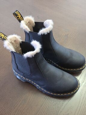 Dr. Martens Black Leather Chelsea Boots with Cream Faux Fur Trim Women's Size 9